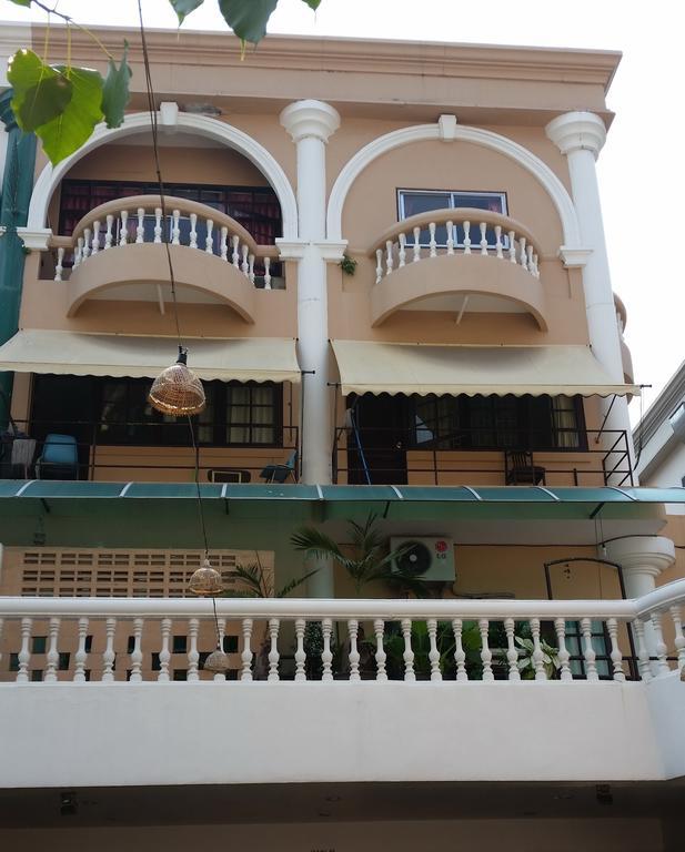 Indogee Apartments Pattaya Bagian luar foto