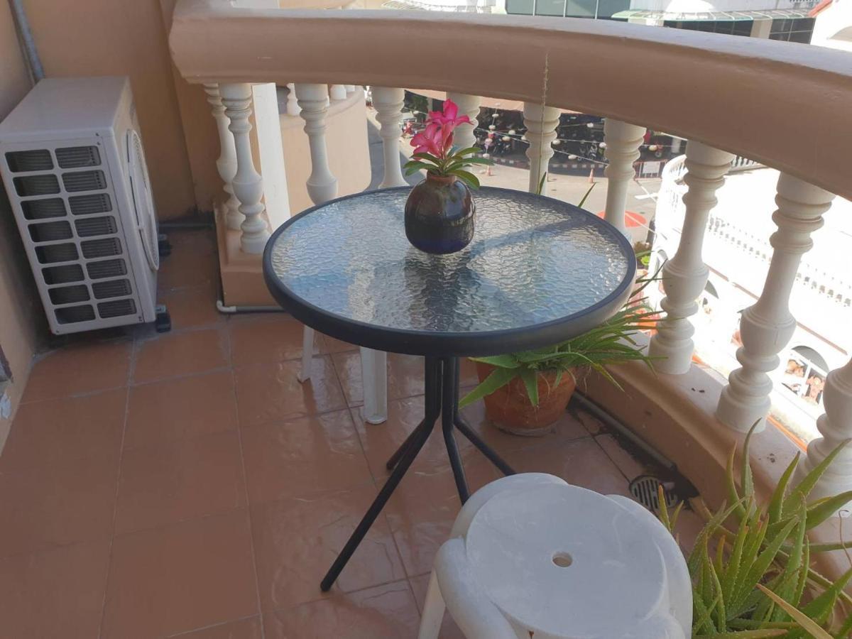 Indogee Apartments Pattaya Bagian luar foto